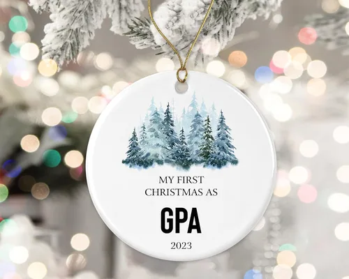Vista 2 de My First Christmas As GPA 2023 Adorno redondo para árbol de Navidad, regalos para GPA, recuerdo de nietos, adorno de árbol de Navidad de cerámica
