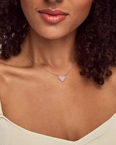Vista 3 de Kendra Scott Ari - Collar con colgante de corazón y longitud ajustable para mujer, joyería a la moda