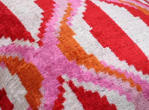 Vista 2 de CANVELLO -Exquisita almohada/cojín de plumón: almohadas de plumas elegancia y arte Almohadas icónicas con diseño Ikat Seda de terciopelo suave