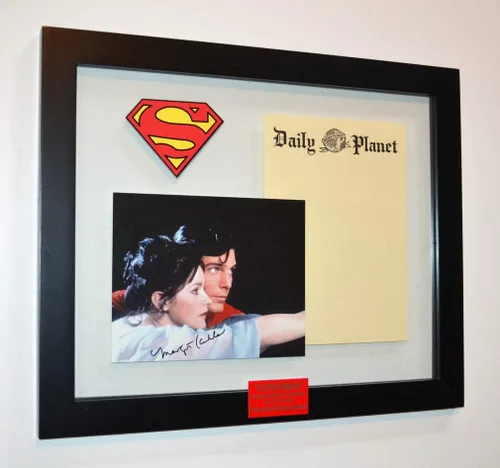 Vista 7 de SUPERMAN Prop DIARIO PLANETA PAPELERÍA, FIRMADO MARGOT KIDDER, (Lois) COA UAC, Marco, DVD, Pieza de capa de Superman real, sello de Terrence