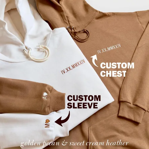 Vista 4 de Wear Physique - Sudadera con capucha personalizada con números romanos, fecha y bordado inicial, regalo para parejas, sudadera unisex de aniversario