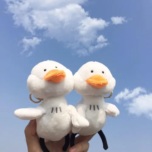 Vista 2 de HSYHERE Llavero de pato blanco de felpa de energía positiva súper lindo para hombres, mujeres, niños y niñas, llavero de pato de buena suerte