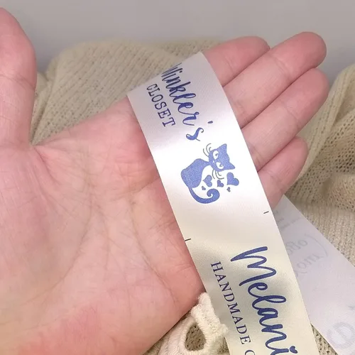 Vista 4 de Etiqueta de ropa de tela personalizada Etiqueta de costura personalizada hecha a mano con amor Etiqueta de costura de satén sedoso blanco Etiqueta