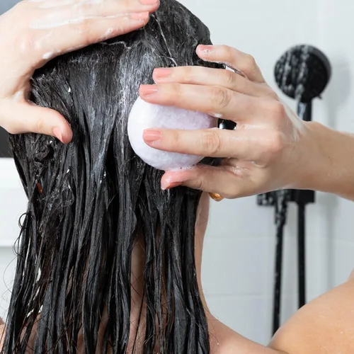 Vista 5 de Barra de champú natural de vainilla de coco para cabello seco pH equilibrado, seguro para el color Sin SLS, sin plástico, sin crueldad, vegano