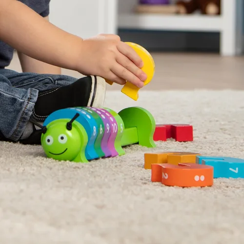 Vista 7 de Melissa & Doug Oruga para contar - Clásico juguete de madera con 10 segmentos de colores numerados