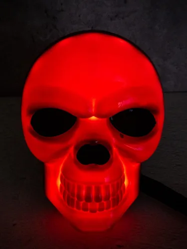 Vista 3 de Cubierta de Enganche de Remolque con LED de Calavera Iluminada, Cubierta de Luz LED para Enganche de Remolque, se Adapta a 2" y 1-1/4", Ambos (Negro)