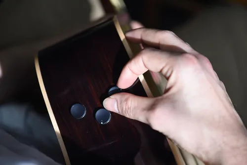 Vista 2 de Yamaha FGC-TA Dreadnought Cutaway Guitarra Transacústica con Chorus y Reverb, Negro Coro y reverberación, negro