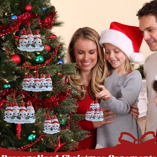 Vista 3 de Adornos de Navidad personalizados, adornos de Navidad 2024, adornos de gnomo con nombre de familia grabados personalizados para decoración del árbol
