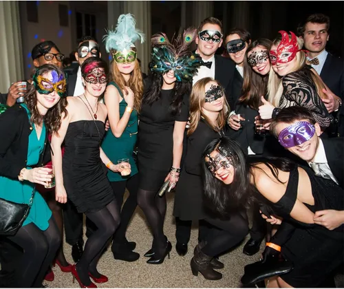 Vista 7 de Máscara de mascarada para mujer, con diamantes de imitación brillantes, veneciana, fiesta, baile de graduación, máscara de metal (media cara dorada)