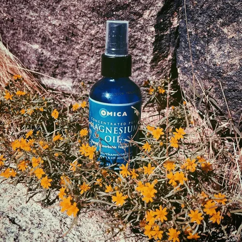Vista 4 de Spray tópico de aceite de magnesio con hidrosoles biodinámicos de lavanda e romero (4 onzas)