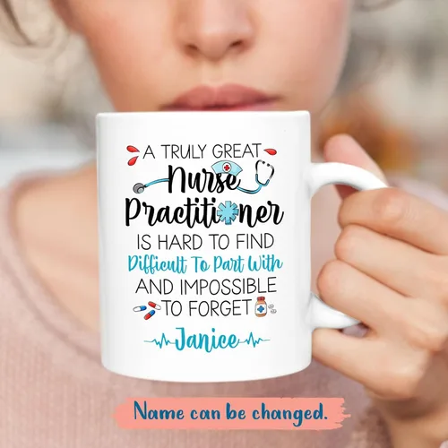 Vista 2 de Taza personalizada para enfermera practicante, 11 oz y 15 onzas, cerámica blanca, mango en C, nombre personalizado, regalo de jubilación NP