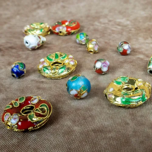 Vista 4 de Expo International Cuentas clásicas de Cloisonne pintadas a mano, suministros versátiles para hacer joyas, cuentas vibrantes, paquete económico