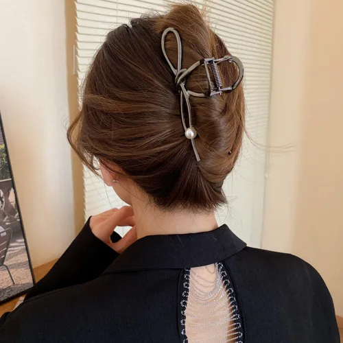 Vista 6 de Pinzas de metal grandes para el cabello con diseño de lazo negro y perlas blancas, pinzas antideslizantes para mujeres y niñas, agarre fuerte