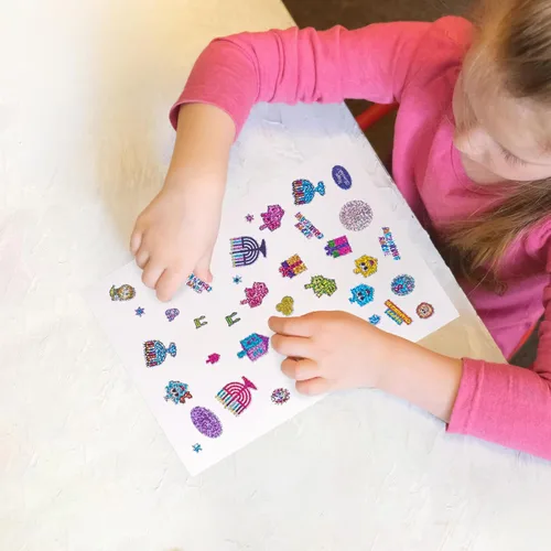 Vista 4 de Rite Lite Caja de calcomanías de Hanukkah más de 175 calcomanías festivas. Dreidels, menorás, estrellas, iconos de Janucá, regalos de fiesta judía