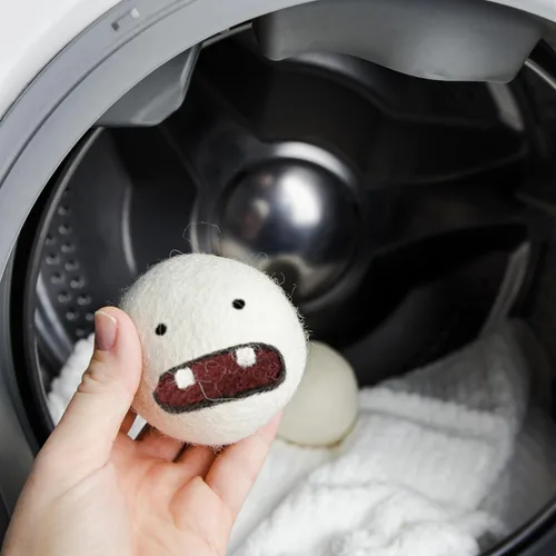 Vista 5 de Woolbuddy Monster Dryer Balls (paquete de 6) - Lindos personajes de lana hechos a mano, suavizante de tela natural, regalo ecológico para familias