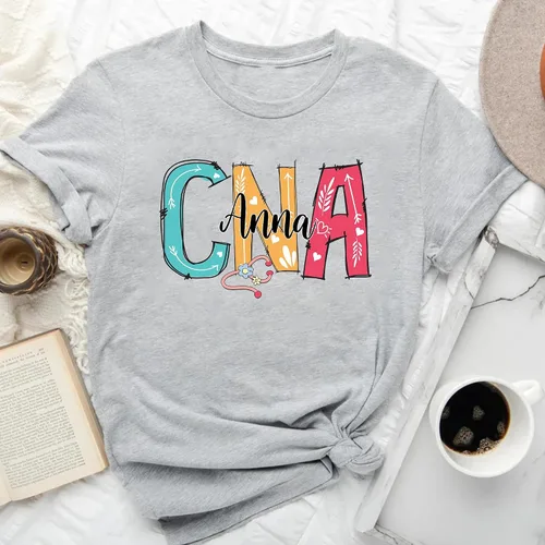 Vista 2 de Camisas CNA personalizadas, camisa de asistente de enfermería certificada, camiseta CNA personalizada, camiseta de asistente de enfermería