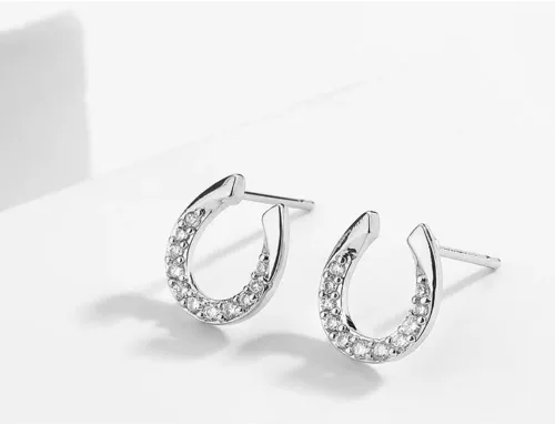 Vista 3 de Aretes de herradura lindos aretes de herradura para niñas y mujeres, pequeños aretes de plata de ley 925 con circonita cúbica, aretes de herradura