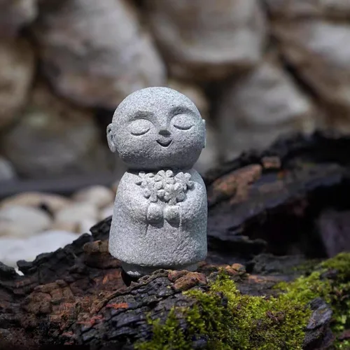 Vista 6 de livelyfish Estatua de monje japonés de 3 piezas de estatuas de buda de piedra arenisca zen rezando, esculturas asiáticas de jardín para buena