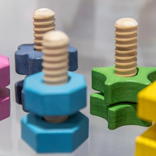 Vista 9 de tickit Juego de 14 tuercas y pernos de madera arcoíris, formas y colores a juego