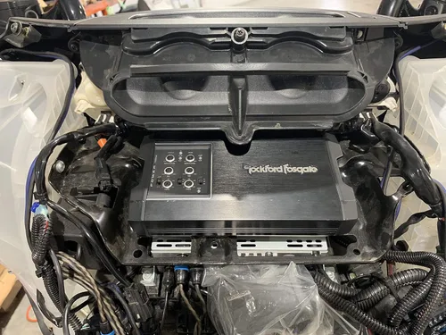 Vista 3 de El soporte de amplificador se adapta a modelos de amplificador Harley Davidson para bicicletas de murciélago 2014 actuales. Montaje compatible