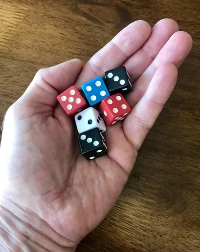 Vista 2 de 100 dados a granel de 0.630 pulgadas, 4 colores surtidos (rojo, azul, negro y blanco)