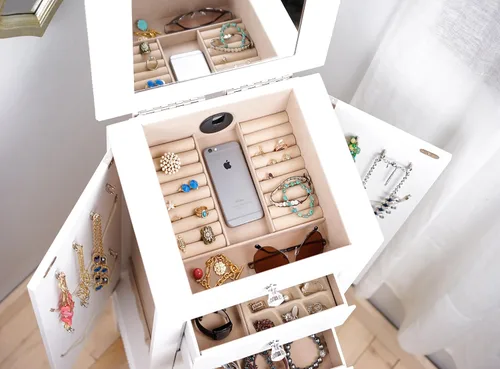 Vista 7 de Hives and Honey Kimberly Jewelry Armoire - Organizador de almacenamiento blanco moderno con cajones divididos y ganchos para collares, diseño