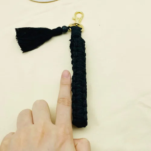 Vista 6 de Mlouye Llavero de pulsera de macramé bohemio, hecho a mano, para llaves, tejido de algodón, correa de soporte para pulsera para mujer