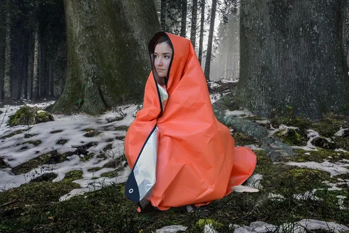 Vista 2 de UST 20-PGR0010-08 Manta de supervivencia/lona 2.0 con material a prueba de viento e impermeable para emergencia, camping, senderismo y al aire