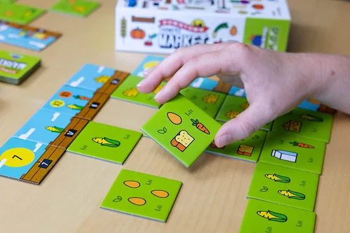 Vista 6 de Blue Orange Games - Juego de mesa de estrategia, para niños, adolescentes, adultos, fiestas familiares, parejas, noches de juego, juego
