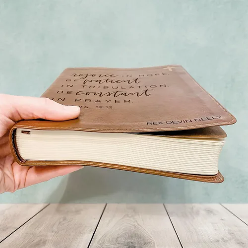 Vista 4 de NIV Biblia de diario Personalizado con nombre El diseño personalizado está ilustrado a mano y grabado con láser Regalo para cumpleaños