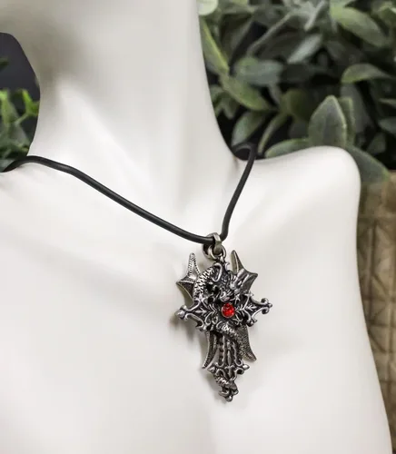 Vista 9 de Ebros Gift Fantasía Altar Drake Dragón Crucifijo Crucifijo con Gema Roja Estaño Medallón Colgante con Cordón de Caucho Collar para Accesorio de Moda