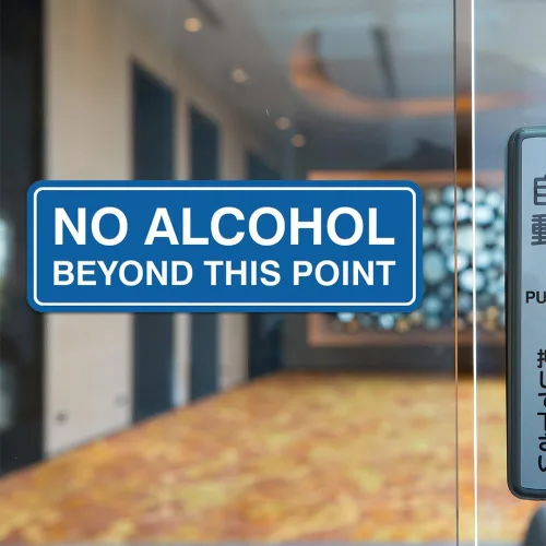 Vista 3 de Letrero estándar con texto en inglés "No Alcohol Beyond This Point", color negro, pequeño, 1 paquete
