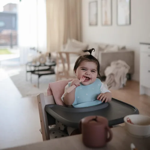Vista 139 de Mushie - Babero de silicona para bebé, ajustable y resistente al agua (abejas) De 4 a 24 meses, lavable a máquina, correa ajustable