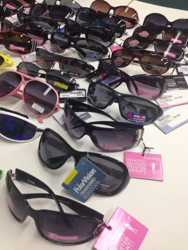 Vista 3 de 75 pares de gafas de sol FOSTER GRANT surtidos estilos