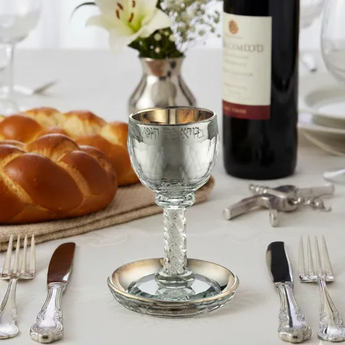 Vista 6 de Taza Kiddush de vidrio de 6.4 pulgadas con espejo, dorado por dentro, incluye bandeja