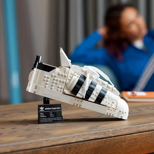 Vista 10 de LEGO 10282 Adidas Originals Superstar - Juego de construcción de coleccionistas para adultos, modelo de zapato coleccionable, 18 años +