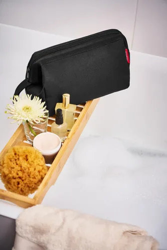 Vista 5 de reisenthel Travelcosmetic - Bolsa de cosméticos de viaje resistente y práctica, correa de mano, material repelente al agua.
