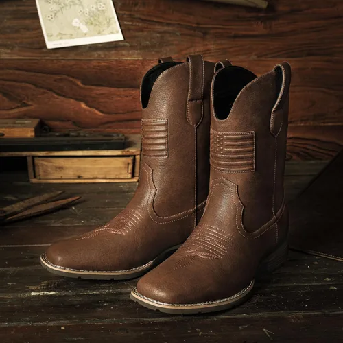 Vista 4 de Botas vaqueras para hombre - Botas vaqueras marrón con bandera con punta cuadrada, botines de piel sintética, botas para hombre vaqueras 8.5M
