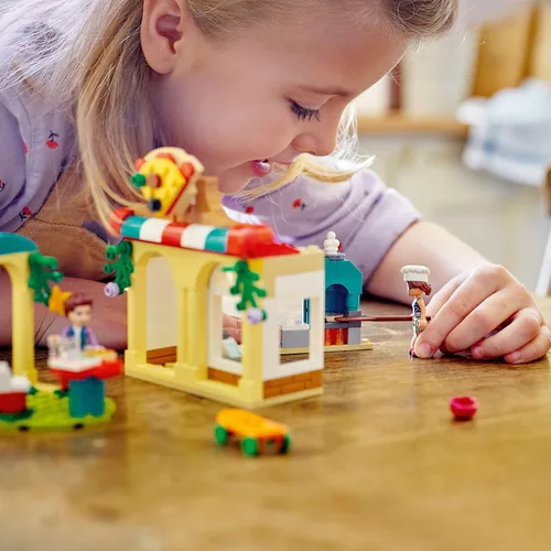 Vista 6 de LEGO Friends Heartlake City Pizzeria 41705 - Juego de restaurante, regalo creativo para nietos, juguetes para niños de 5 años con mini-muñecas