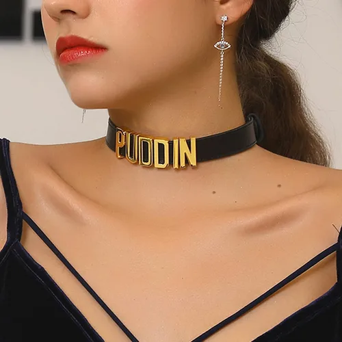 Vista 2 de U7 Gargantilla de cuero negro personalizada con nombres iniciales chapados en platino y oro de 18 quilates, joyería punk personalizada para cosplay