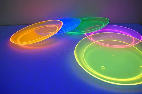Vista 2 de DIRECTGLOW LLC Platos de fiesta reactivos Blacklight (20, 10.25 pulgadas)