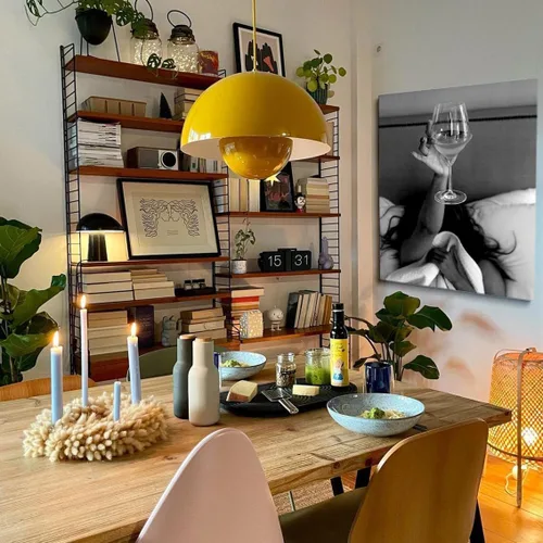 Vista 2 de Carrito de bar impresiones de mujer bebiendo vino en la cama, arte de pared en blanco y negro, decoración de habitación de adolescentes, arte