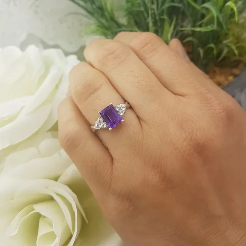 Vista 4 de Dazzlingrock Collection Anillo de compromiso de oro blanco de 18 quilates de 0.315 x 0.236in con zafiro blanco redondo para mujer