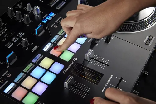 Vista 8 de Pioneer DJ DDJ-REV7 Controlador de DJ Serato de 2 decks