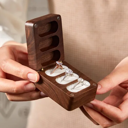 Vista 4 de Always & Forever - Caja de 3 ranuras para boda, ceremonia, compromiso, cumpleaños, caja de portador de anillos de madera de nogal grabada, forro