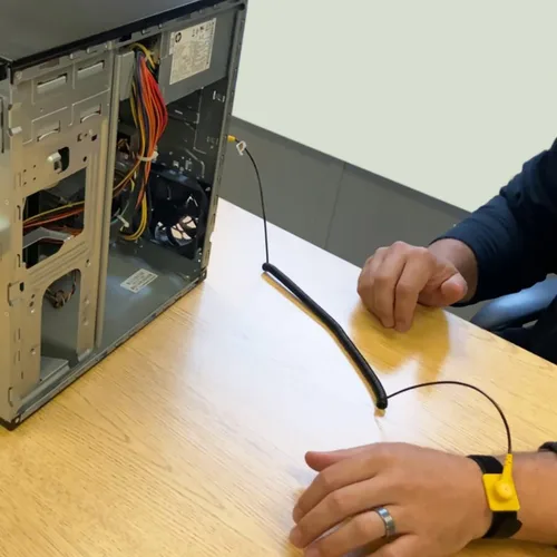 Vista 2 de Correa de muñeca antiestática, pulsera de conexión a tierra antiestática de 11 pulgadas con clip de cocodrilo y cable largo extensible, se adapta a