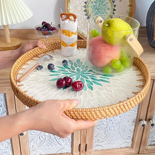 Vista 3 de Bandeja redonda de ratán con incrustaciones de madreperla, bandeja decorativa tejida a mano con base de madera,Cestas decorativas de mimbre bandeja