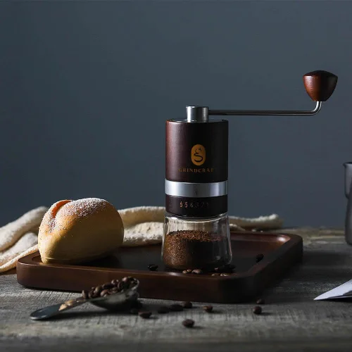 Vista 4 de Molinillo de café manual de alta calidad, fabricado con madera de haya auténtica; molinillo de café de mano con molino de rebabas de acero Marrón