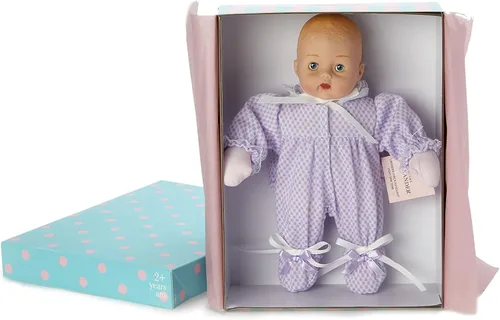 Vista 4 de Madame Alexander Huggums de cuadros lavanda de 12 pulgadas, tono de piel medio