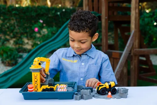 Vista 4 de CAT Dig N Build Juego de Concreto Moldeable - Compuesto de Concreto Moldeable de 12 onzas, Grúa, 2 Vehículos de Máquinas Pequeñas, Moldes